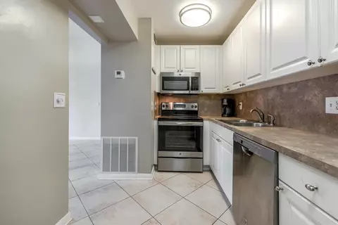 194 Lake Dora Dr, West Palm Beach, FL 33411