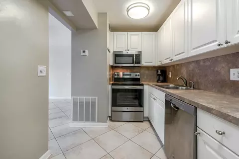 194 Lake Dora Dr, West Palm Beach, FL 33411