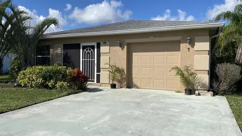 7 Los Lagos Ln, Port Saint Lucie, FL 34952