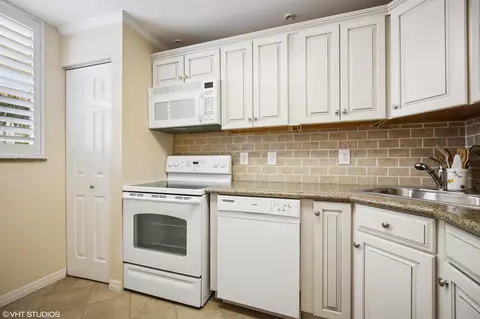 Kitchen - 5300 NE 24th Ter #226C, Fort Lauderdale, FL 33308 photo 1 of 2