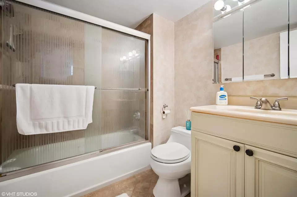 Bath - 5300 NE 24th Ter #226C, Fort Lauderdale, FL 33308 photo 2 of 2