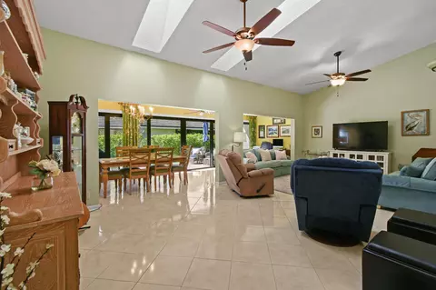 704 Kintyre Ter, Palm Beach Gardens, FL 33418