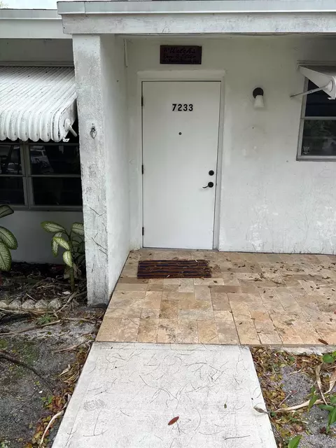 7233 E Oakridge Circle Cir, Lantana, FL 33462
