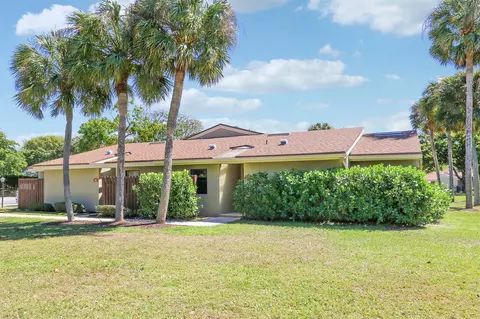 92 Meadows Dr, Boynton Beach, FL 33436