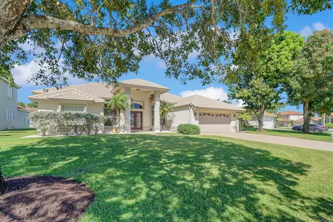 5646 Lake Shore Village Cir, Lake Worth, FL 33463