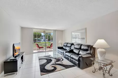 6698 10th N #105, Lake Worth, FL 33467