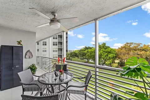 625 Oaks Dr #508, Pompano Beach, FL 33069