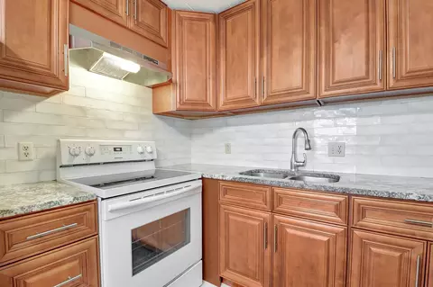 400 Village Green Cir W #212, Palm Springs, FL 33461