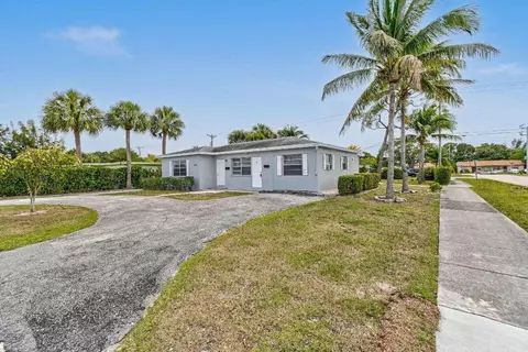 652 Bayberry Dr, Lake Park, FL 33403