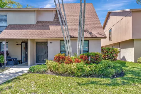415 Sandtree Dr, Palm Beach Gardens, FL 33403