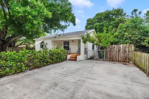 704 S Pine St, Lake Worth Beach, FL 33460