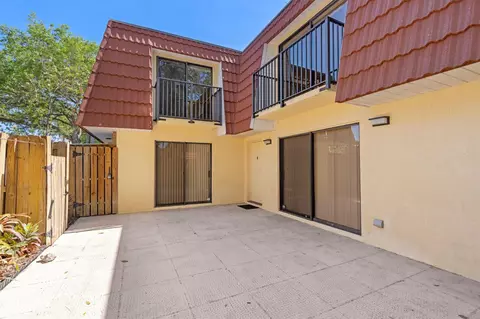 9919 NW 6th Ct, Plantation, FL 33324