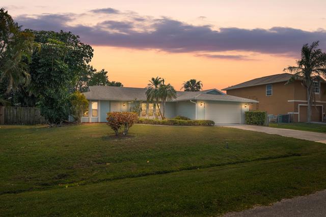 858 SE Cavern Ave, Port Saint Lucie, FL 34983