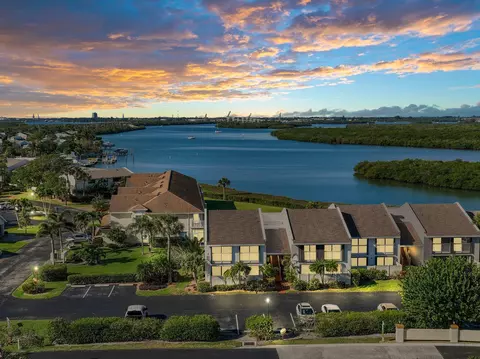 3225 S Lakeview Cir #201, Fort Pierce, FL 34949