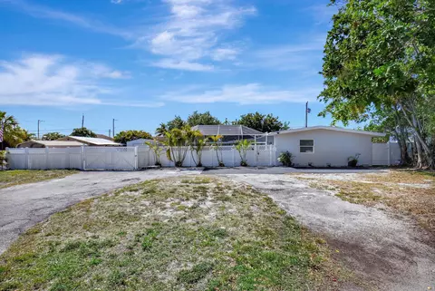 2550 Floral Rd, Lake Worth, FL 33462