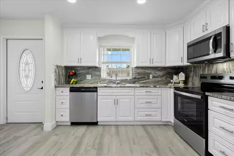596 Laconia Cir, Lake Worth, FL 33467