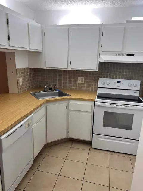 719 Sunny Pine Way #H1, Greenacres, FL 33415