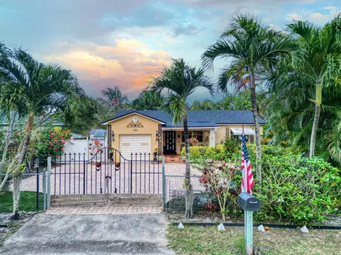 910 Sylvan Ln, Lake Worth, FL 33461