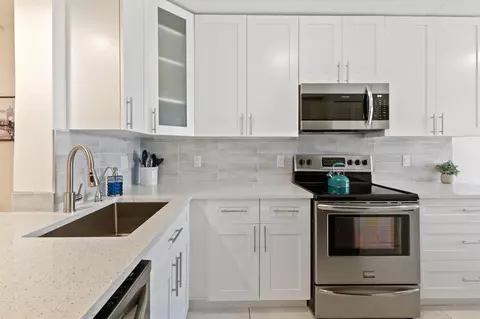 5380 Cedar Lake Dr #304, Boynton Beach, FL 33437