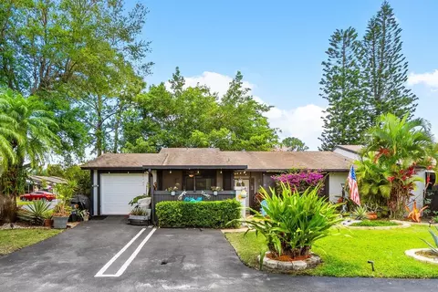 36 N Mahoris Dr, Royal Palm Beach, FL 33411