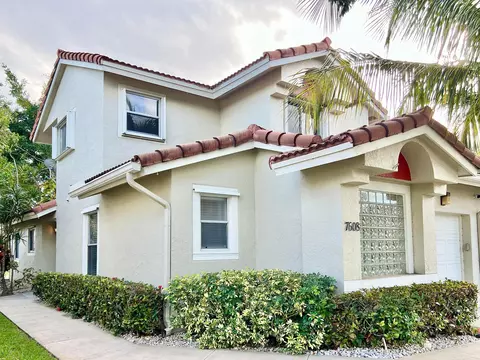 7608 Pinewalk Dr #127, Margate, FL 33063