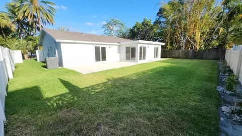 165 NW 41st Way, Deerfield Beach, FL 33442