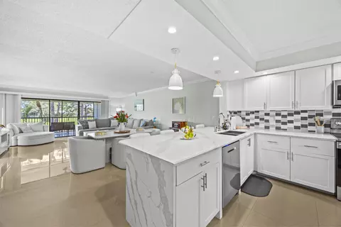12926 Briarlake Dr #201, Palm Beach Gardens, FL 33418