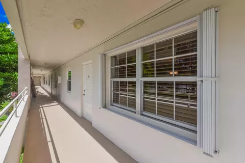 3960 Oaks Clubhouse Dr #209, Pompano Beach, FL 33069
