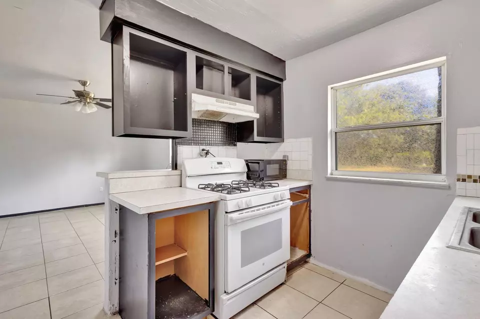 Kitchen - 107 Gotham Dr, Fort Pierce, FL 34946 photo 1 of 4