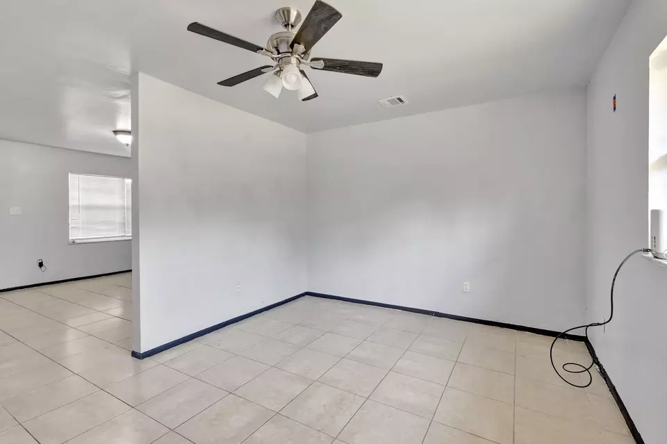 Living - 107 Gotham Dr, Fort Pierce, FL 34946 photo 4 of 5