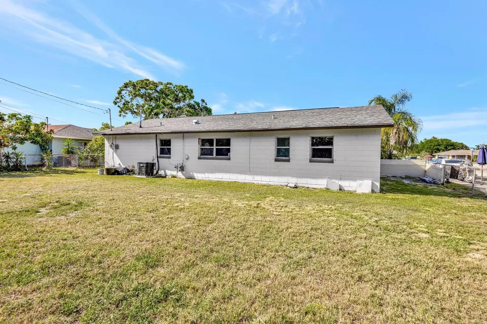 Exterior - 107 Gotham Dr, Fort Pierce, FL 34946 photo 4 of 5