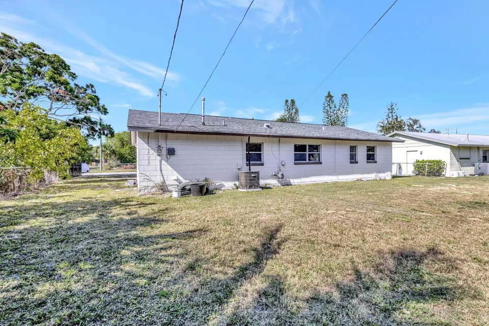 Exterior - 107 Gotham Dr, Fort Pierce, FL 34946 photo 2 of 5