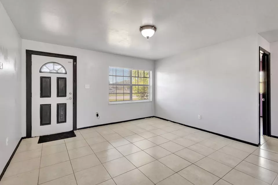 Living - 107 Gotham Dr, Fort Pierce, FL 34946 photo 2 of 5