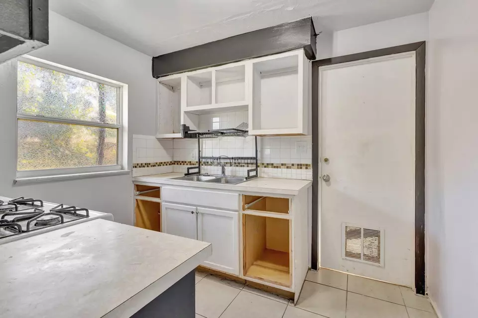 Kitchen - 107 Gotham Dr, Fort Pierce, FL 34946 photo 3 of 4