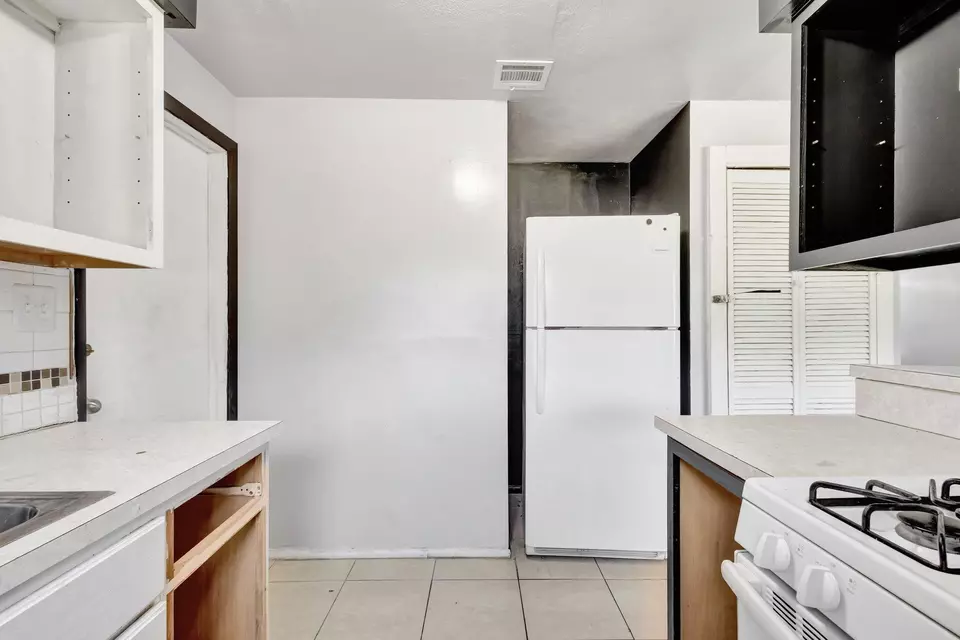 Kitchen - 107 Gotham Dr, Fort Pierce, FL 34946 photo 4 of 4