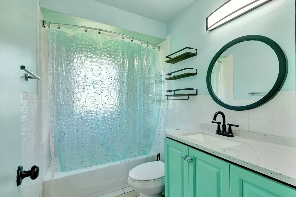 Bath - 107 Gotham Dr, Fort Pierce, FL 34946 photo 3 of 4