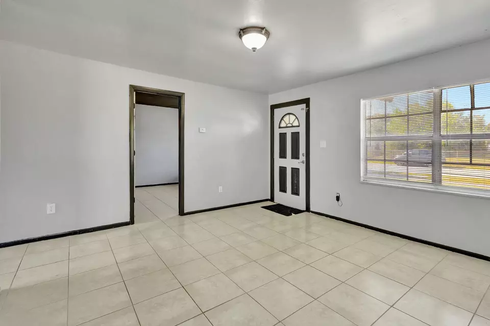 Living - 107 Gotham Dr, Fort Pierce, FL 34946 photo 3 of 5