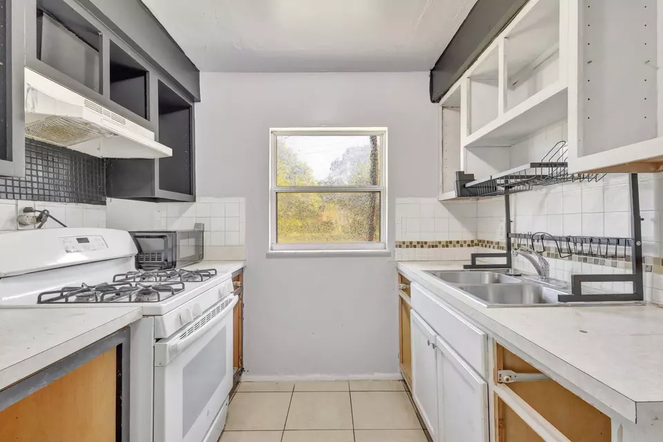 Kitchen - 107 Gotham Dr, Fort Pierce, FL 34946 photo 2 of 4