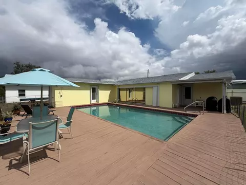 880 SE Degan Dr, Port Saint Lucie, FL 34983