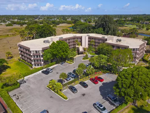 4770 Fountains Dr #302, Lake Worth, FL 33467