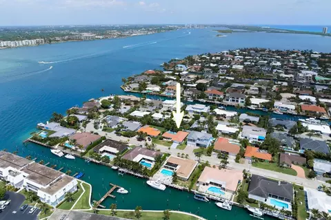 1050 Singer Dr, Singer Island, FL 33404