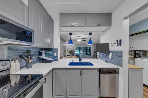 301 N Pine Island Rd #101, Plantation, FL 33324
