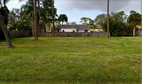 7902 Westmont Dr, Fort Pierce, FL 34951