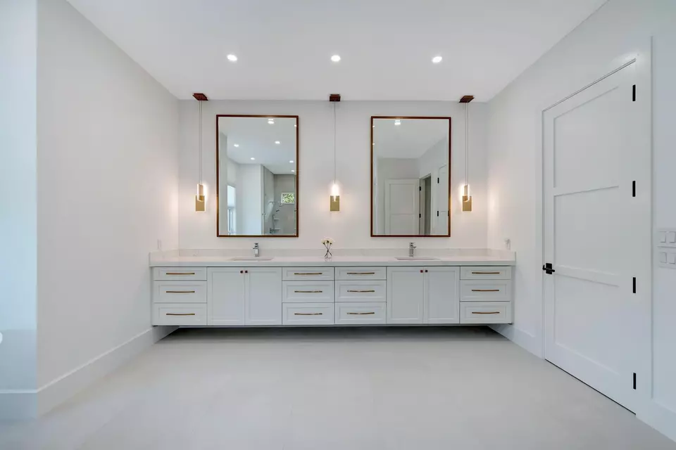 Bath - 201 Shores Dr, Vero Beach, FL 32963 photo 3 of 7