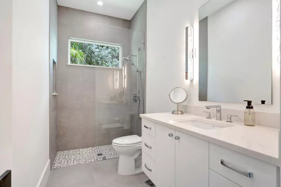 Bath - 201 Shores Dr, Vero Beach, FL 32963 photo 6 of 7