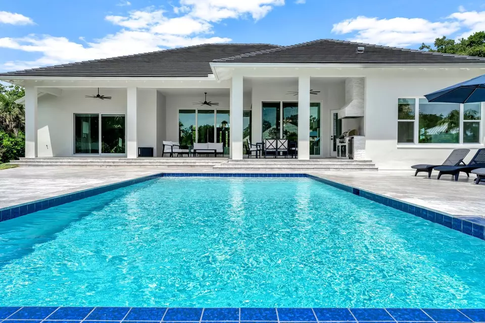 Exterior - 201 Shores Dr, Vero Beach, FL 32963 photo 4 of 7