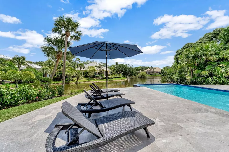 Exterior - 201 Shores Dr, Vero Beach, FL 32963 photo 3 of 7