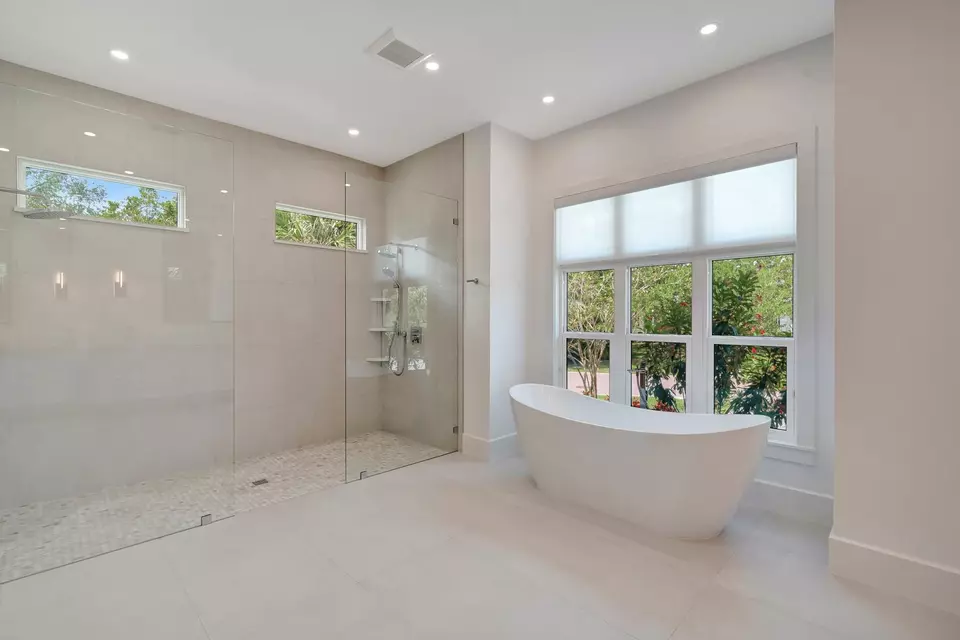 Bath - 201 Shores Dr, Vero Beach, FL 32963 photo 2 of 7