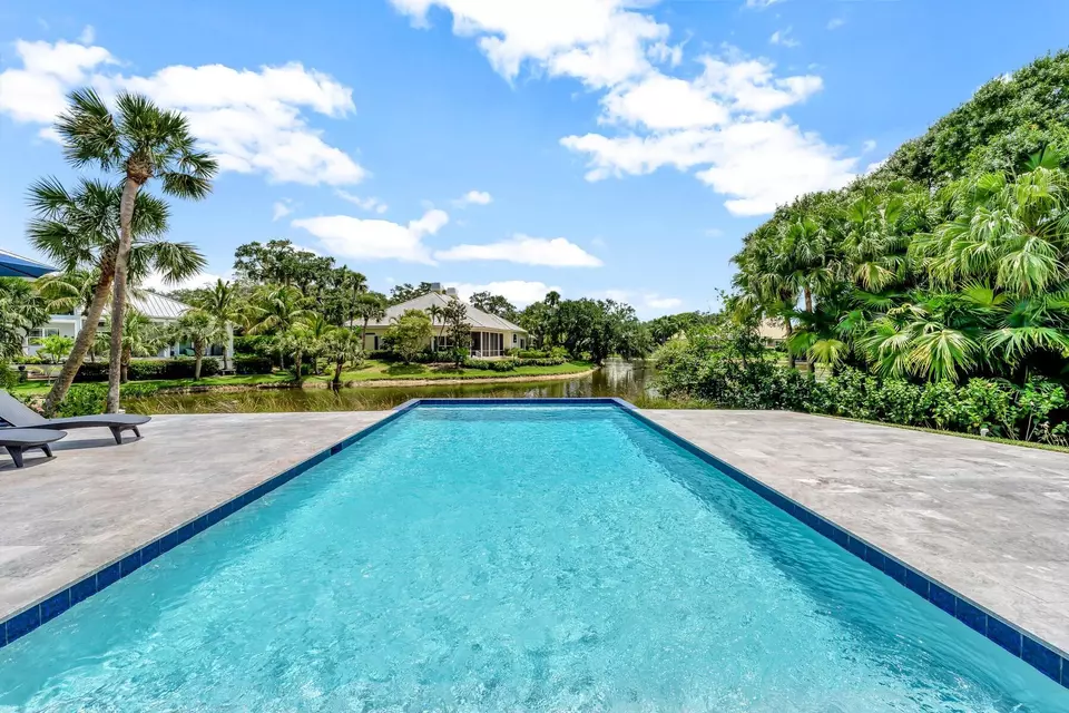 Exterior - 201 Shores Dr, Vero Beach, FL 32963 photo 5 of 7