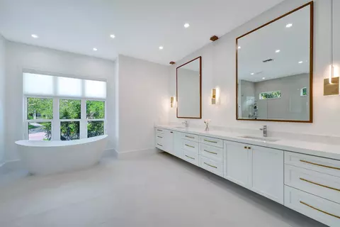 Bath - 201 Shores Dr, Vero Beach, FL 32963 photo 1 of 7